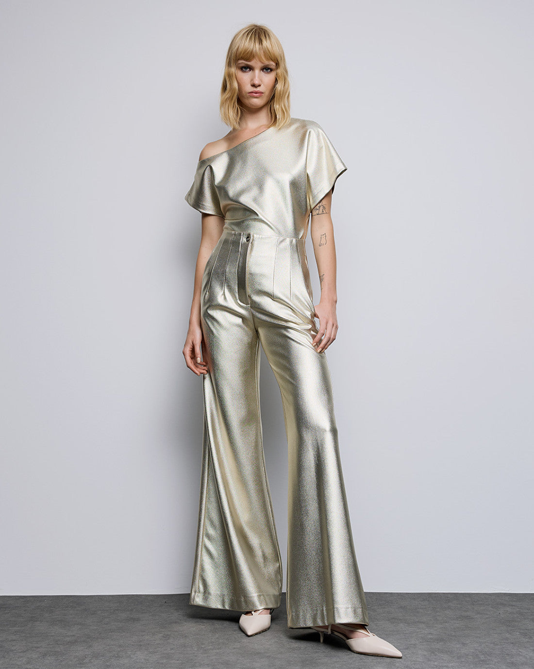 ACCESS Blouse with asymmetric sleeves